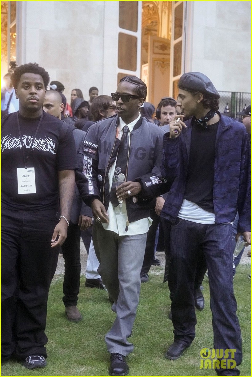 Rihanna Supports AAP Rocky at His Paris Fashion Week Show, Debuts New Hairstyle Photo 5051499
