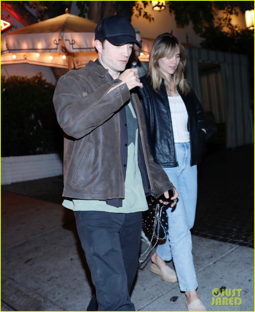 Robert Pattinson & Suki Waterhouse Enjoy Date Night in Los Angeles(02)