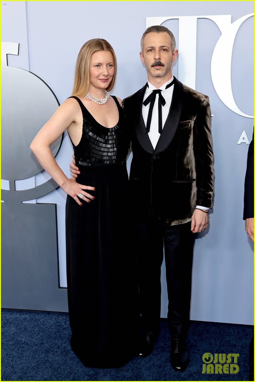 Jeremy Strong Is Halfway to EGOT with Tony Award Win, Talks Meeting