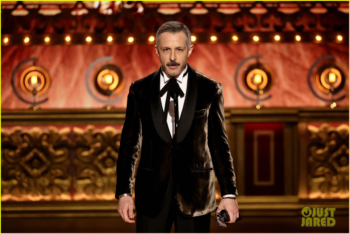 Jeremy Strong Is Halfway to EGOT with Tony Award Win, Talks Meeting(02)