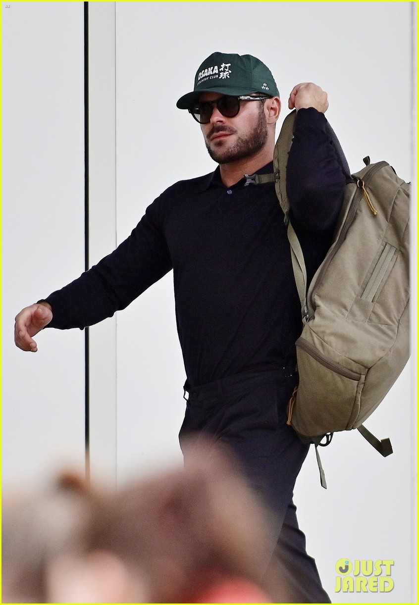 Zac Efron Relaxes With Friends in Venice Ahead of His New Movie ‘A