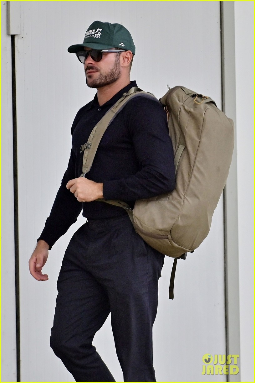 Zac Efron Relaxes With Friends in Venice Ahead of His New Movie ‘A