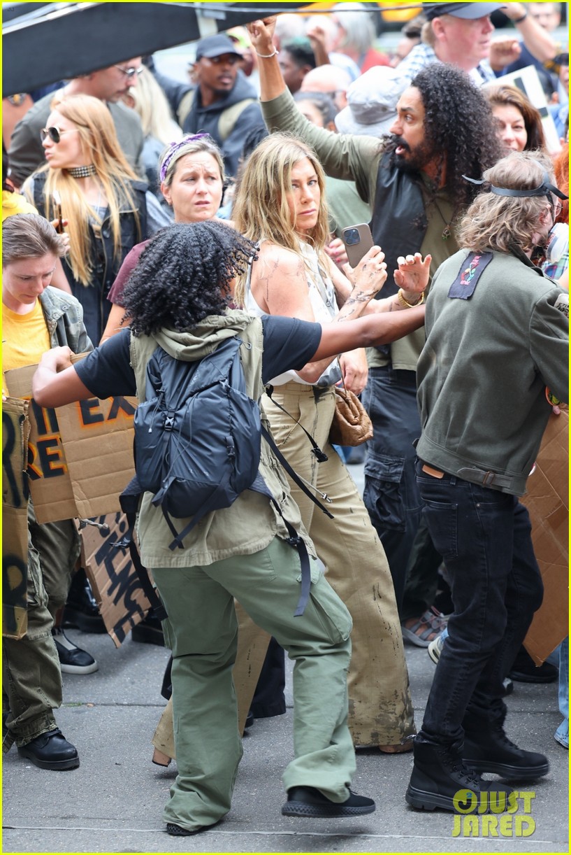 Jennifer Aniston Has Oil Thrown at Her in New 'The Morning Show' Set