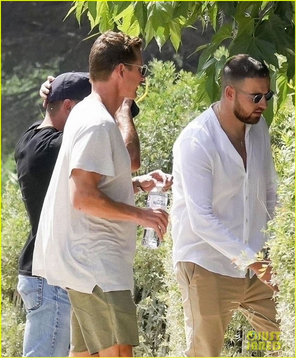 Zac Efron Kicks Off Holiday Weekend in St. Barts with Friends! Photo
