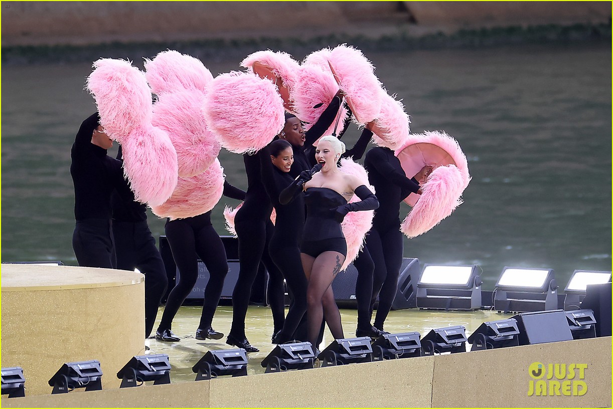 Lady Gaga Sings in French While Performing 