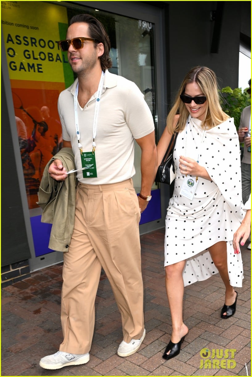 Margot Robbie Shows Off Tiny Baby Bump at Wimbledon 2024 with Husband(02)