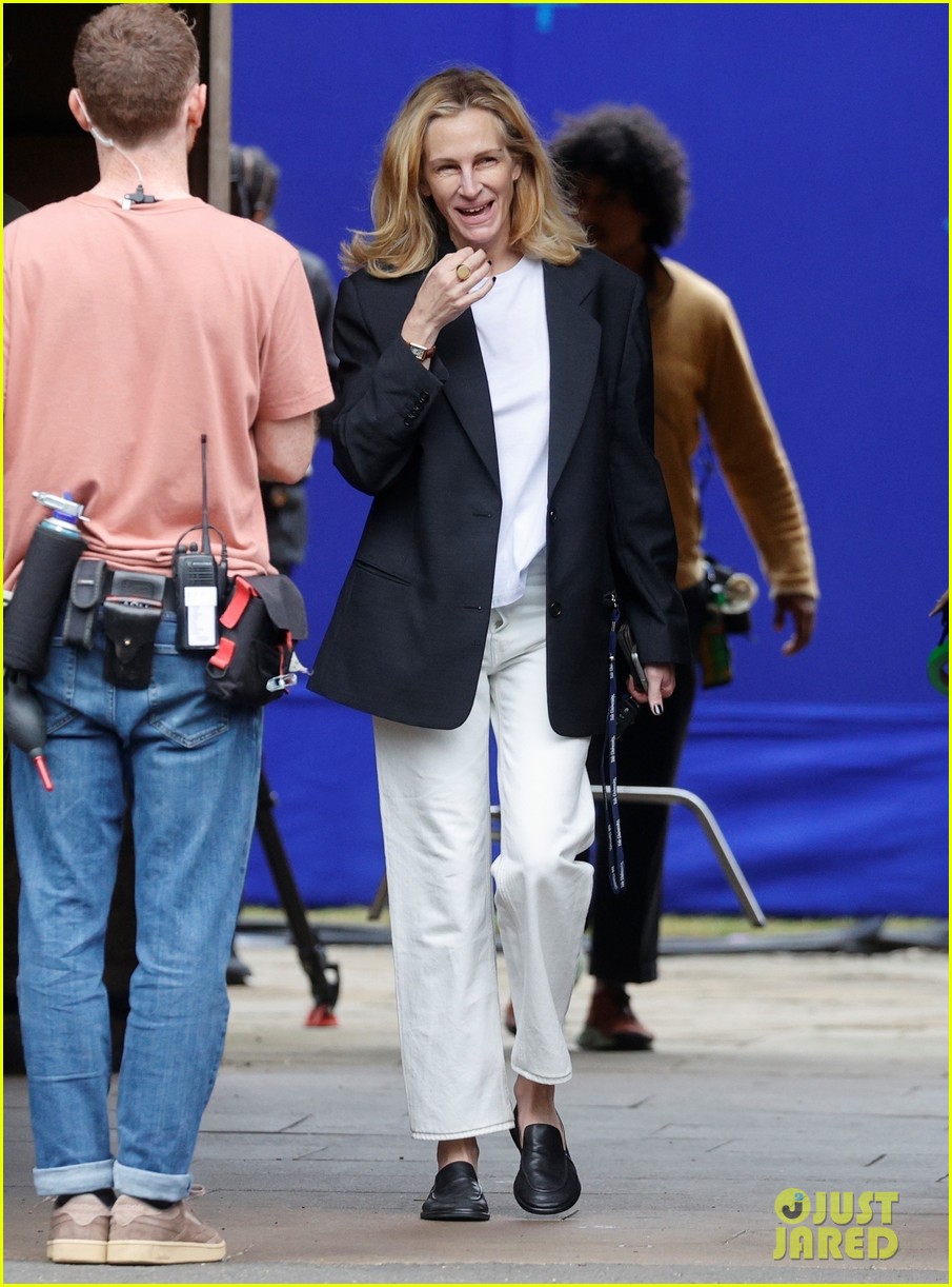Julia Roberts Debuts New Blonde Hair as She Begins Filming 