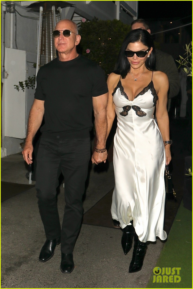 Kris Jenner & Corey Gamble Double Date with Jeff Bezos & Lauren Sanchez(01)