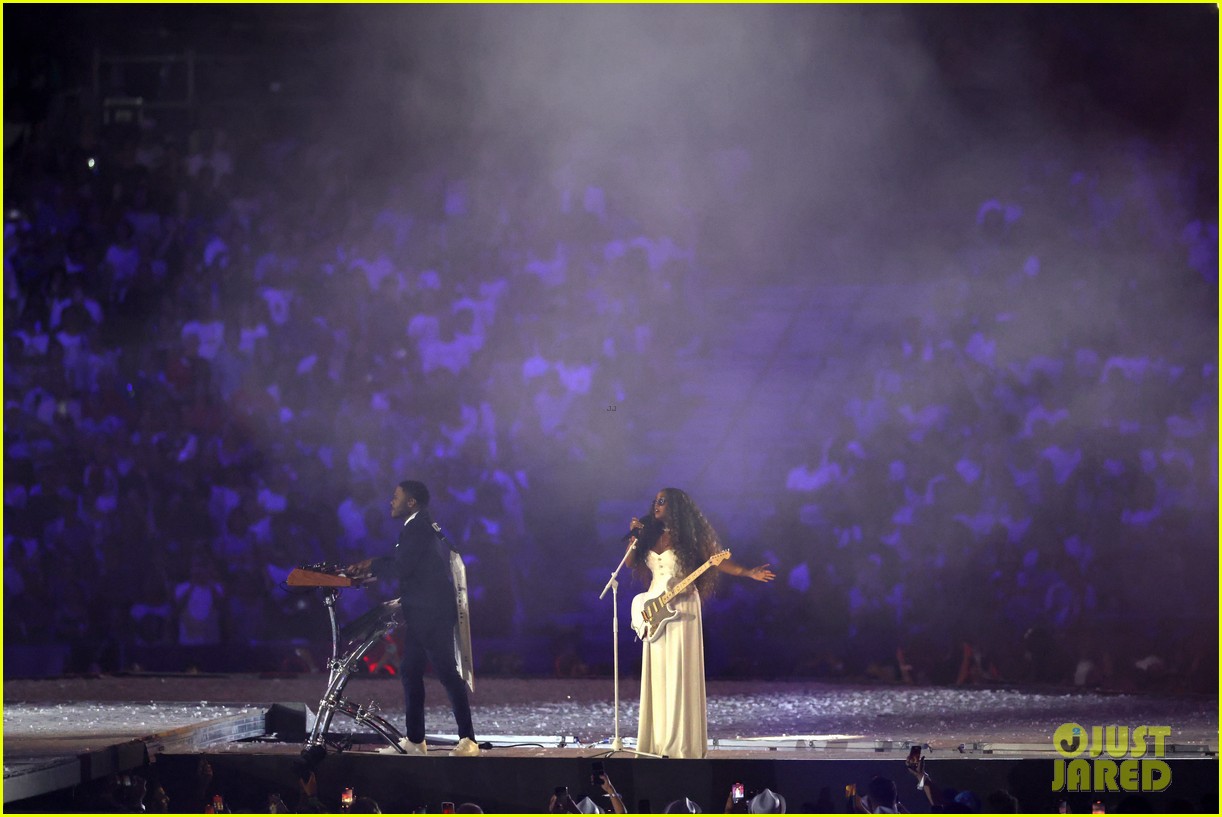 H.E.R. Performs US National Anthem During Paris Olympics 2024 Closing