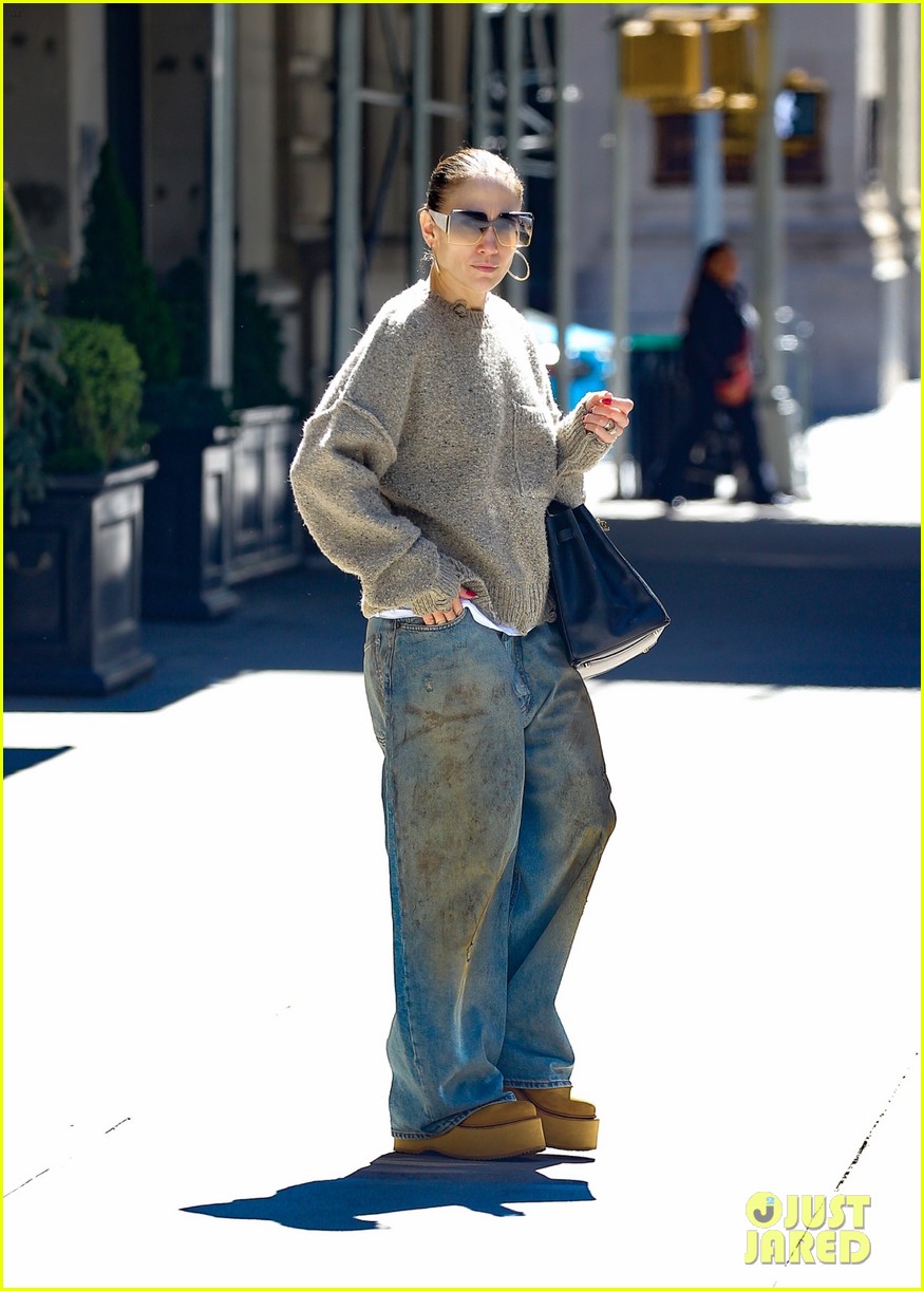 Here&rsquo;s What Jennifer Lopez Was Doing on April 26, the Day of Her Split