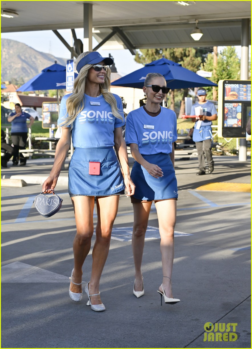 'Simple Life' Reboot Begins Filming Nicole Richie Wears Hot Dog Suit(02)