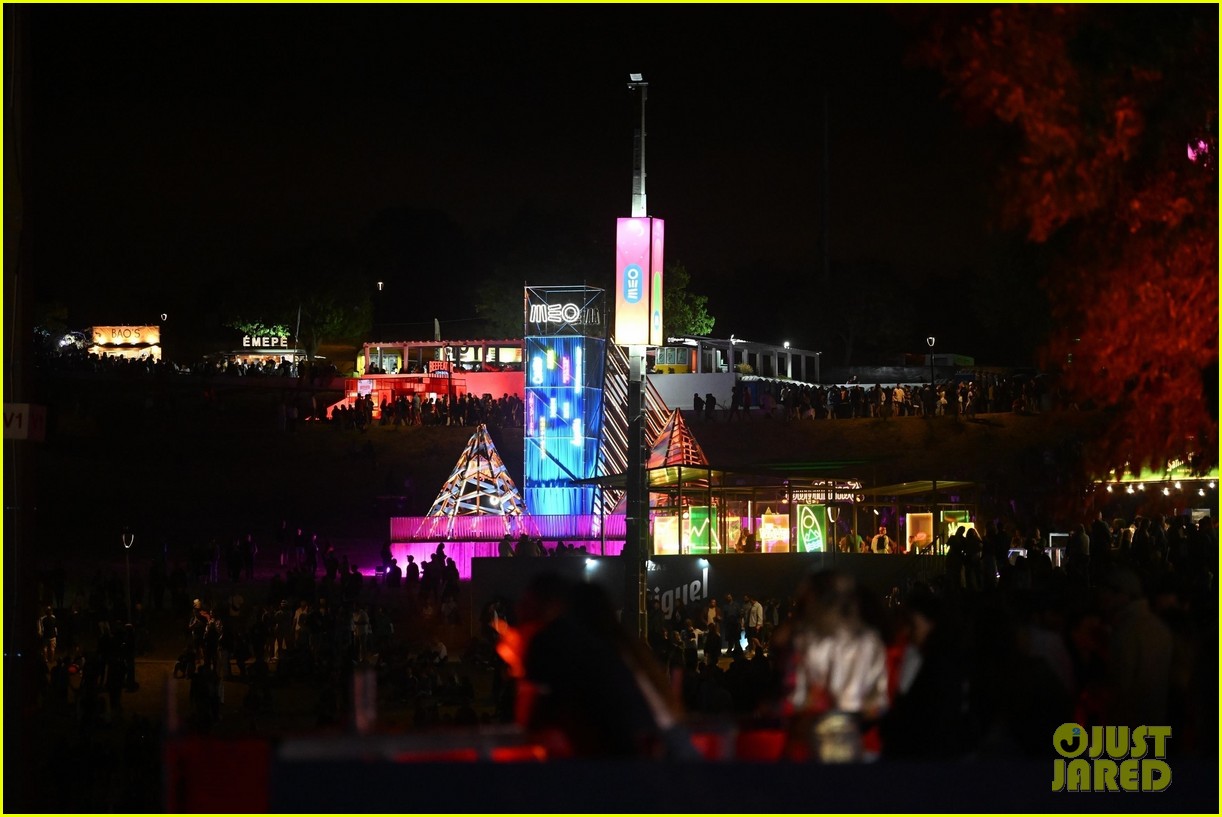 Sam Smith Shows Off Their One-of-a-Kind Stage Style in Bold Looks ...