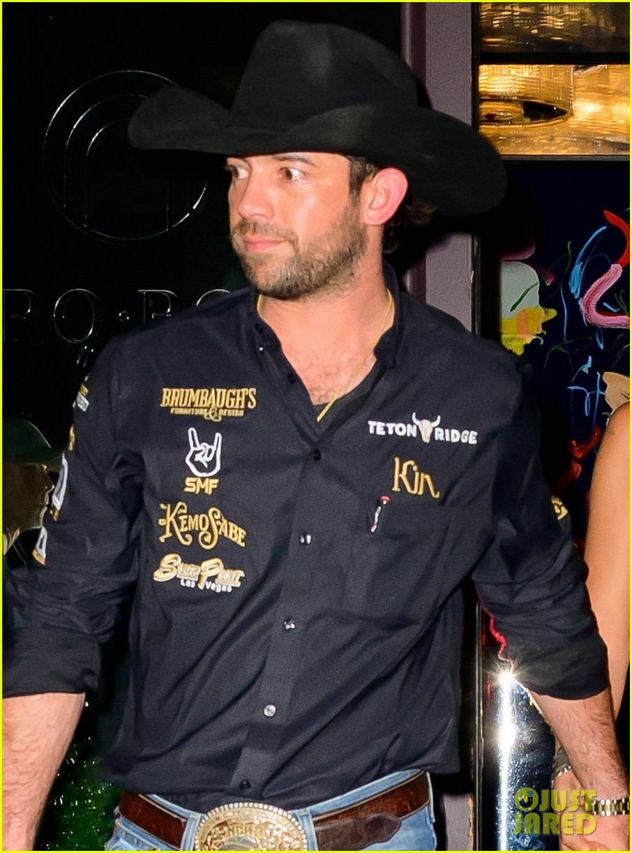 Bella Hadid & Boyfriend Adan Banuelos Hold Hands While Leaving Dinner(02)