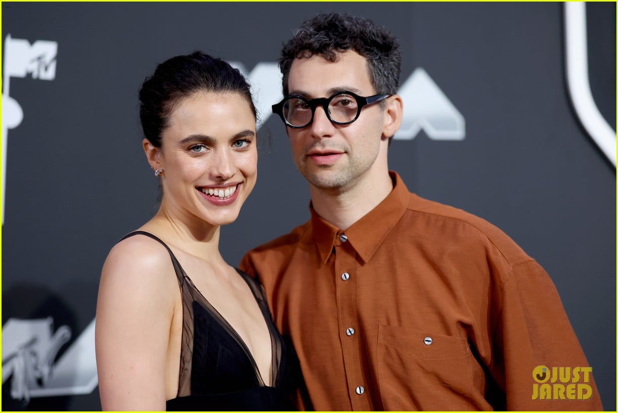 Jack Antonoff & Wife Margaret Qualley Make Rare Red Carpet Appearance(01)
