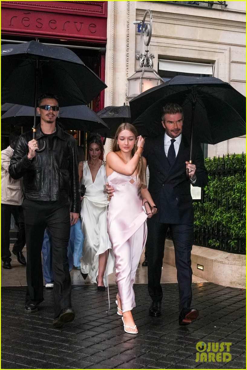 Victoria Beckham's Full Family, Including All 4 Kids, Support Her at(01)