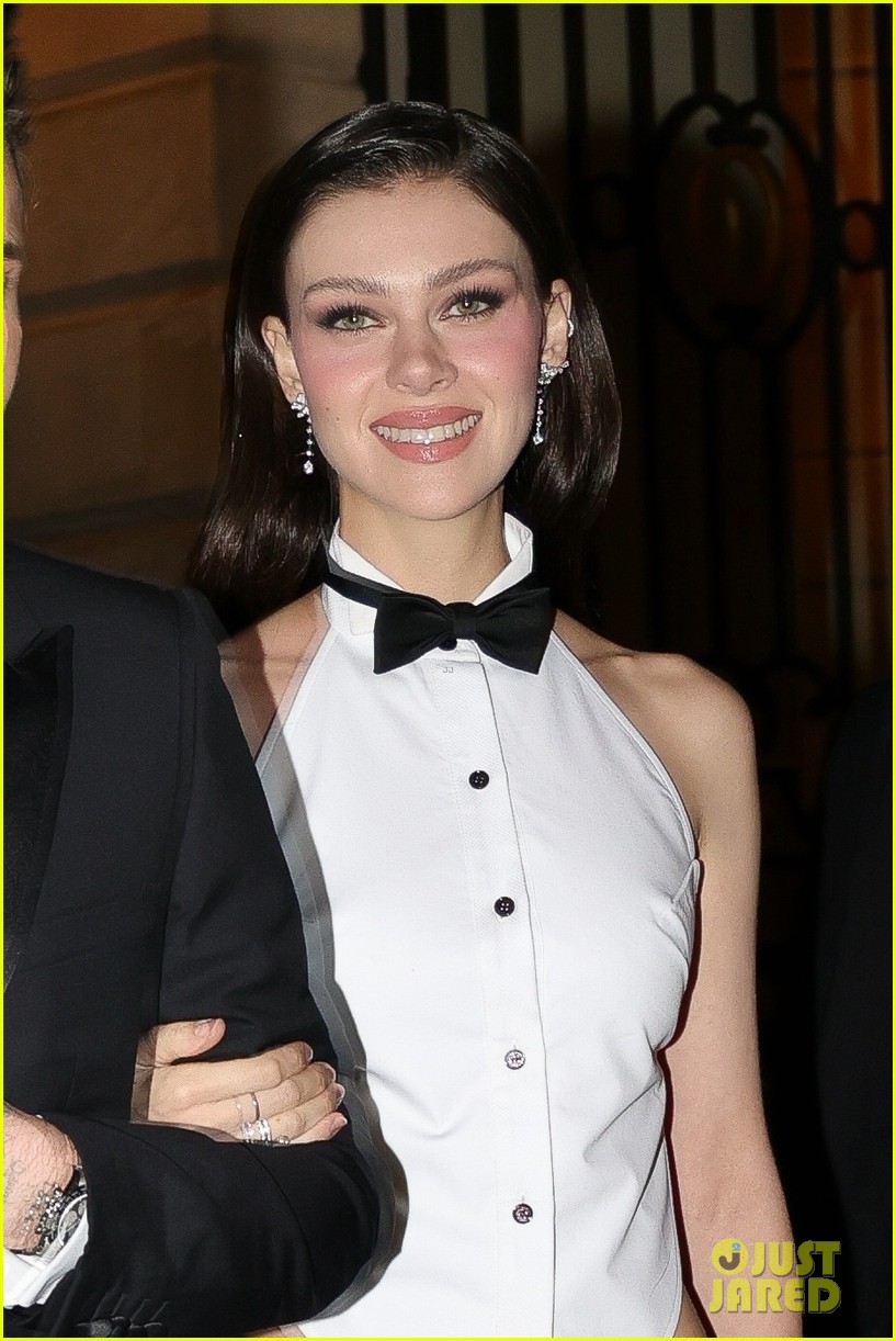 Victoria Beckham's Full Family, Including All 4 Kids, Support Her at(01)