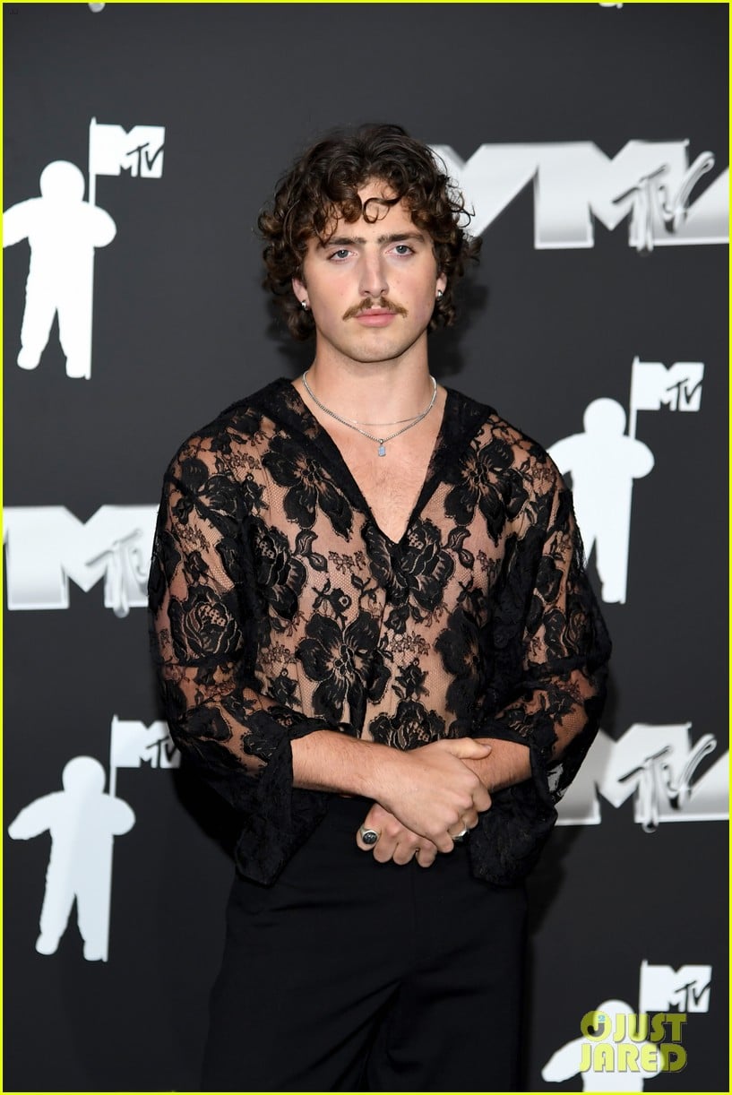 Benson Boone Kisses Girlfriend Maggie Thurmon at MTV VMAs 2024, Make