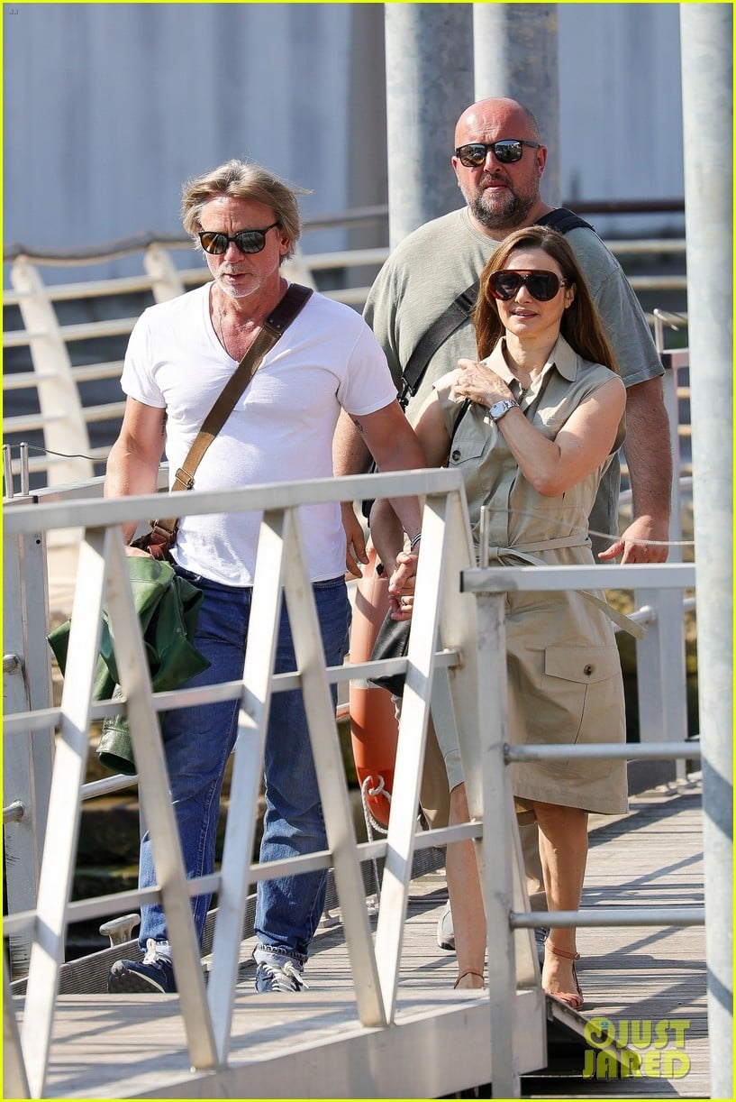 daniel-craig-spotted-leaving-venice-hand-in-hand-with-wife-rachel-weisz