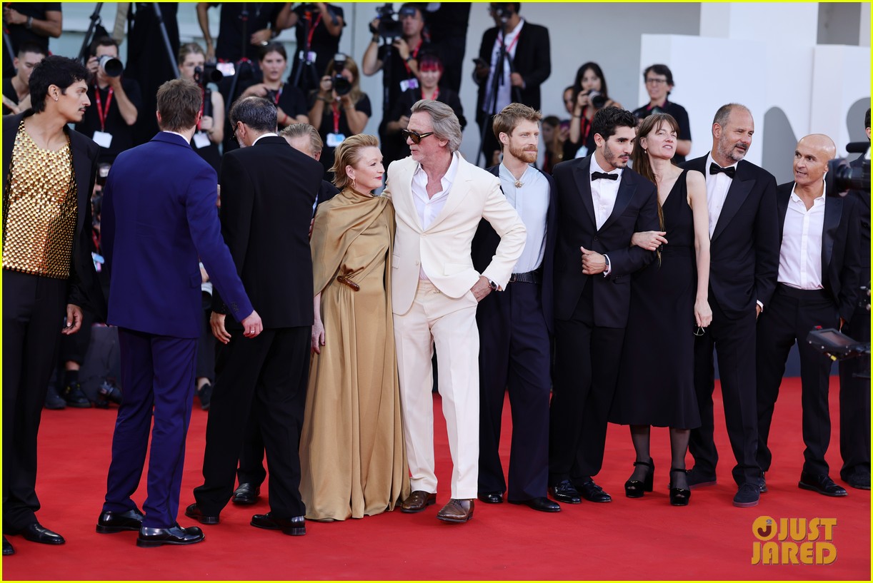 rachel-weisz-supports-husband-daniel-craig-at-queer-premiere-during