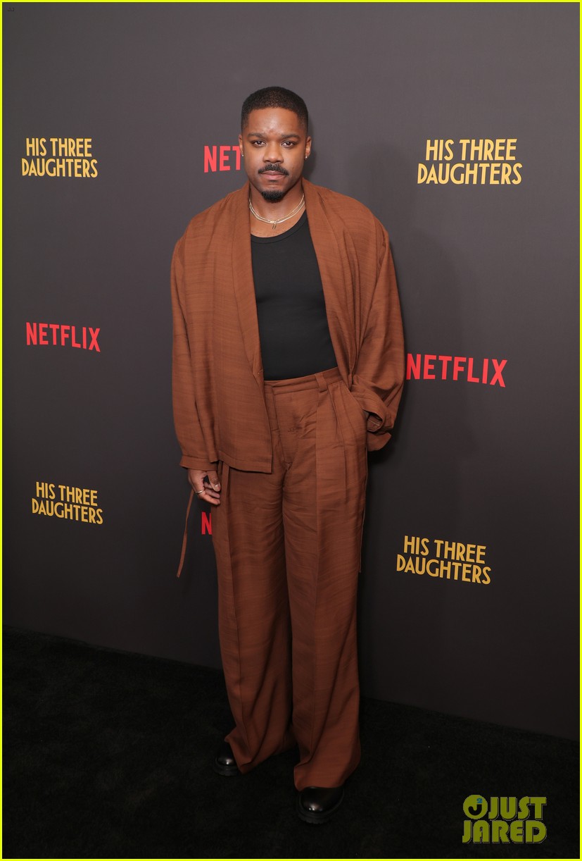 Natasha Lyonne, Elizabeth Olsen \u0026 Carrie Coon Share a Laugh at 'His Three  Daughters' Premiere: Photo 5070298 | Carol Kane, Carrie Coon, Elizabeth  Olsen, Isaach De Bankole, Jay O. Sanders, Jennifer Esposito,, image size:827x1222