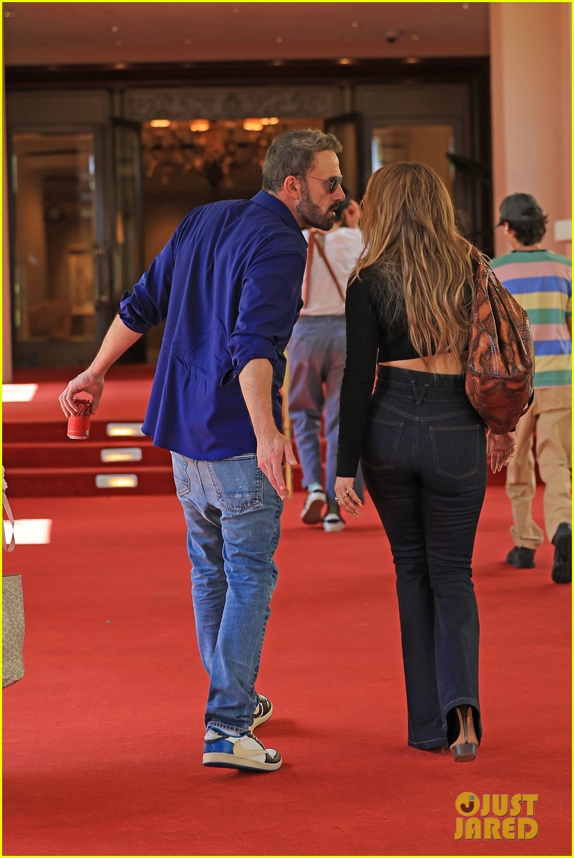 Ben Affleck & Jennifer Lopez Reunite for Lunch with Their Kids After