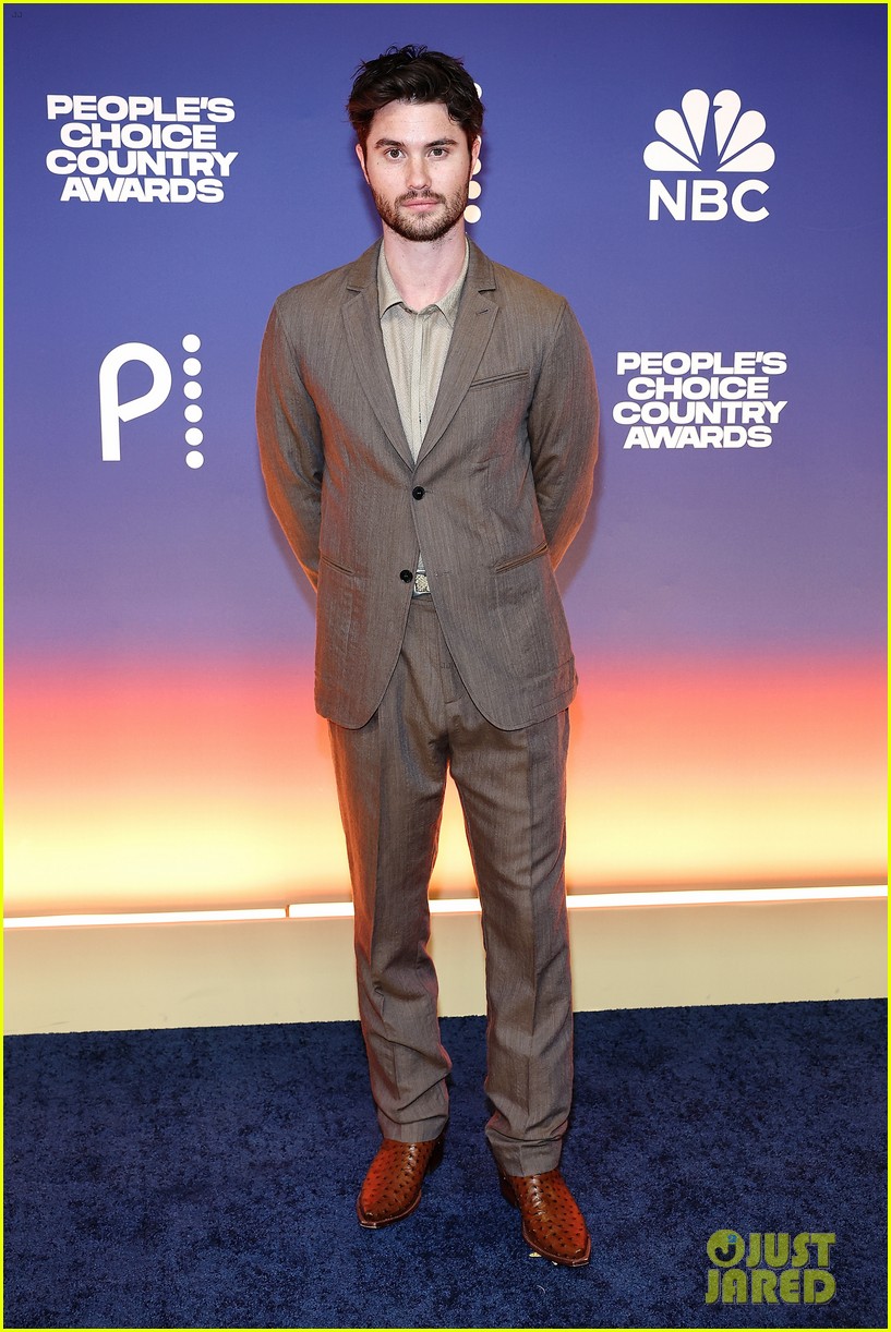 Kelsea Ballerini & Boyfriend Chase Stokes Look So in Love on People's