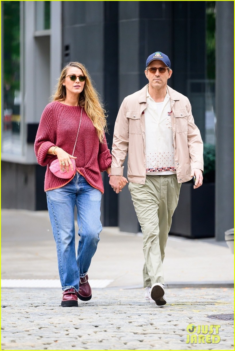 Blake Lively & Ryan Reynolds Coordinate Looks During Afternoon Out in(01)