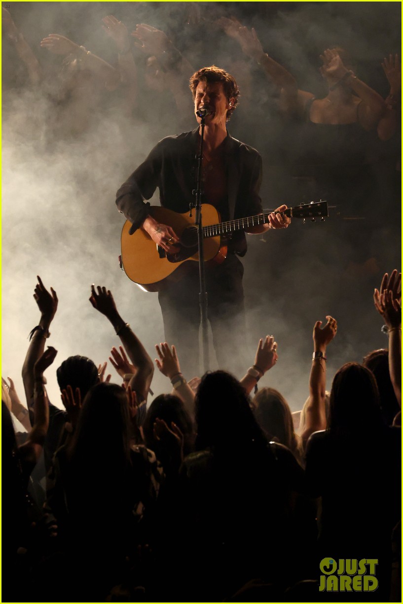 Shawn Mendes Debuts Brand New Song 'Nobody Knows' at MTV VMAs 2024(02)