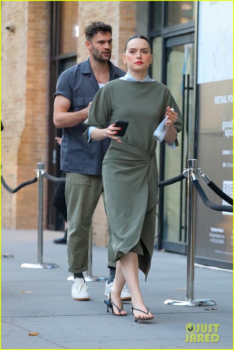 Daisy Ridley & Husband Tom Bateman Enjoy Day Out in NYC Before She's ...