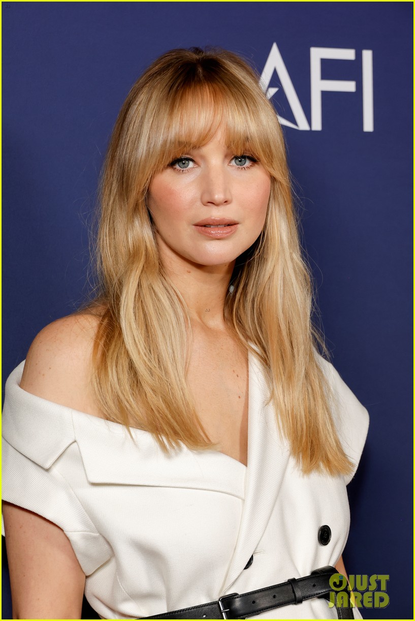 Pregnant Jennifer Lawrence Makes First Red Carpet Appearance Following(02)