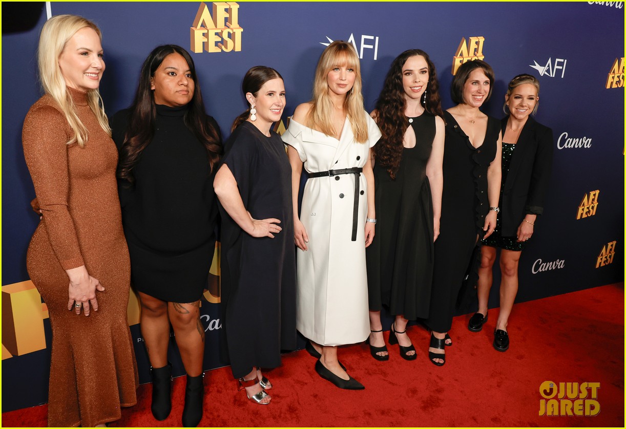 Pregnant Jennifer Lawrence Makes First Red Carpet Appearance Following(02)