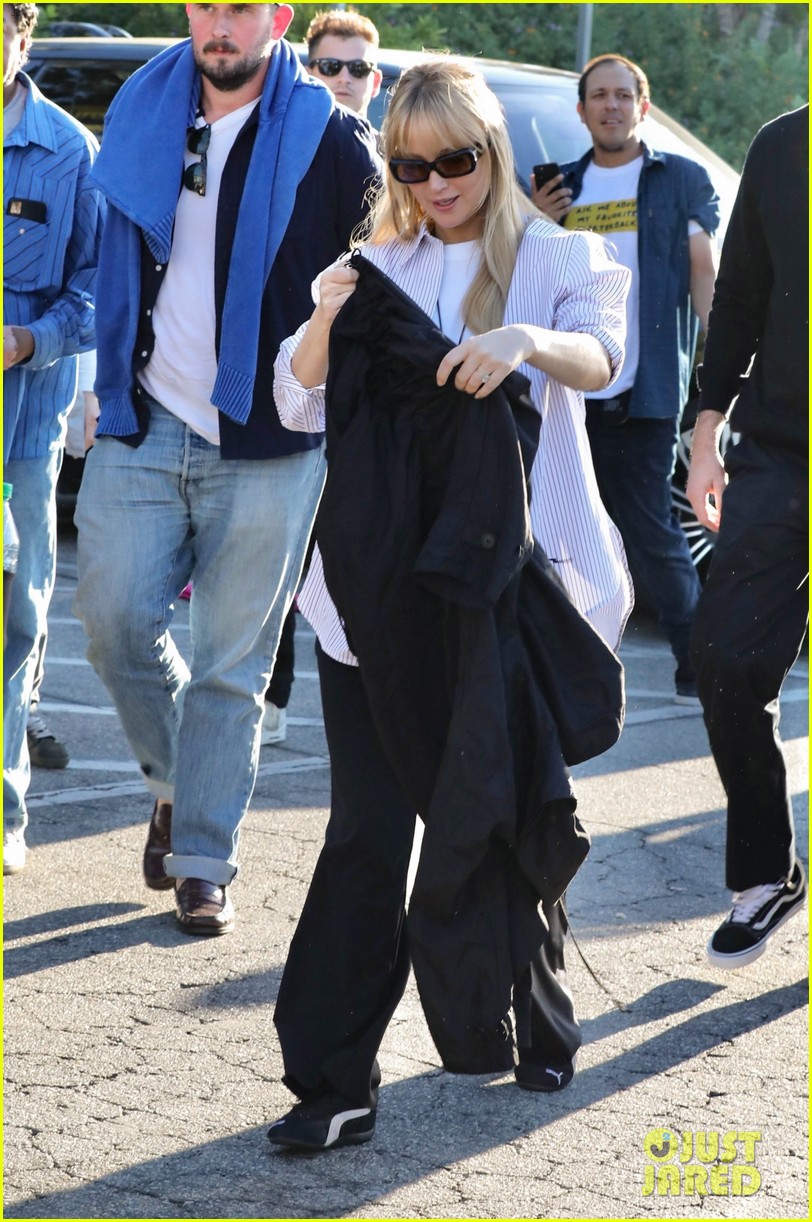 Pregnant Jennifer Lawrence Attends First World Series Game with Husband(02)