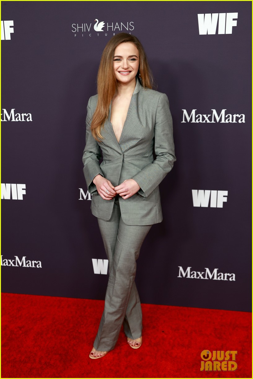 Joey King's Top Pops Open in Hilarious Moment While Accepting Face