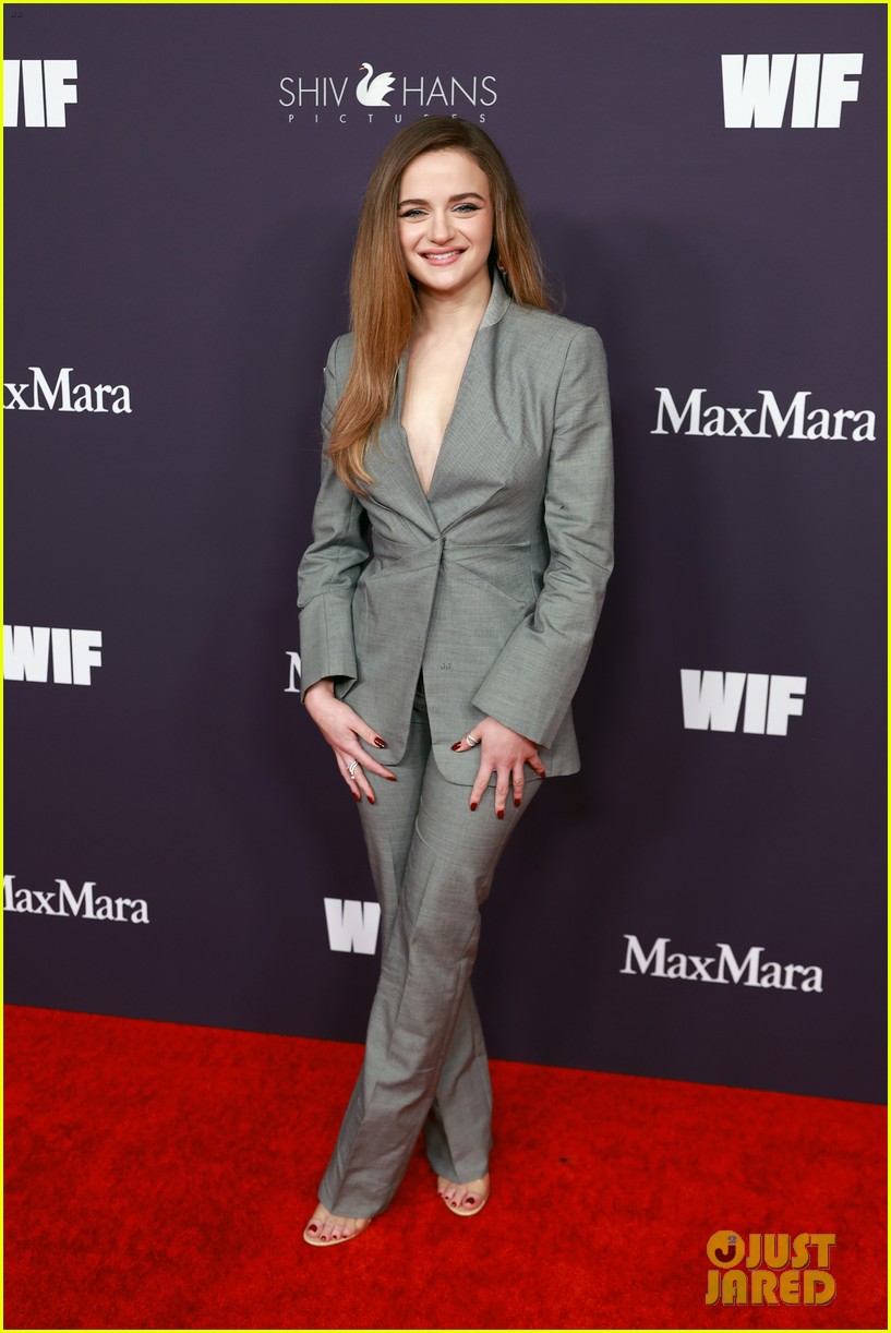 Joey King's Top Pops Open in Hilarious Moment While Accepting Face