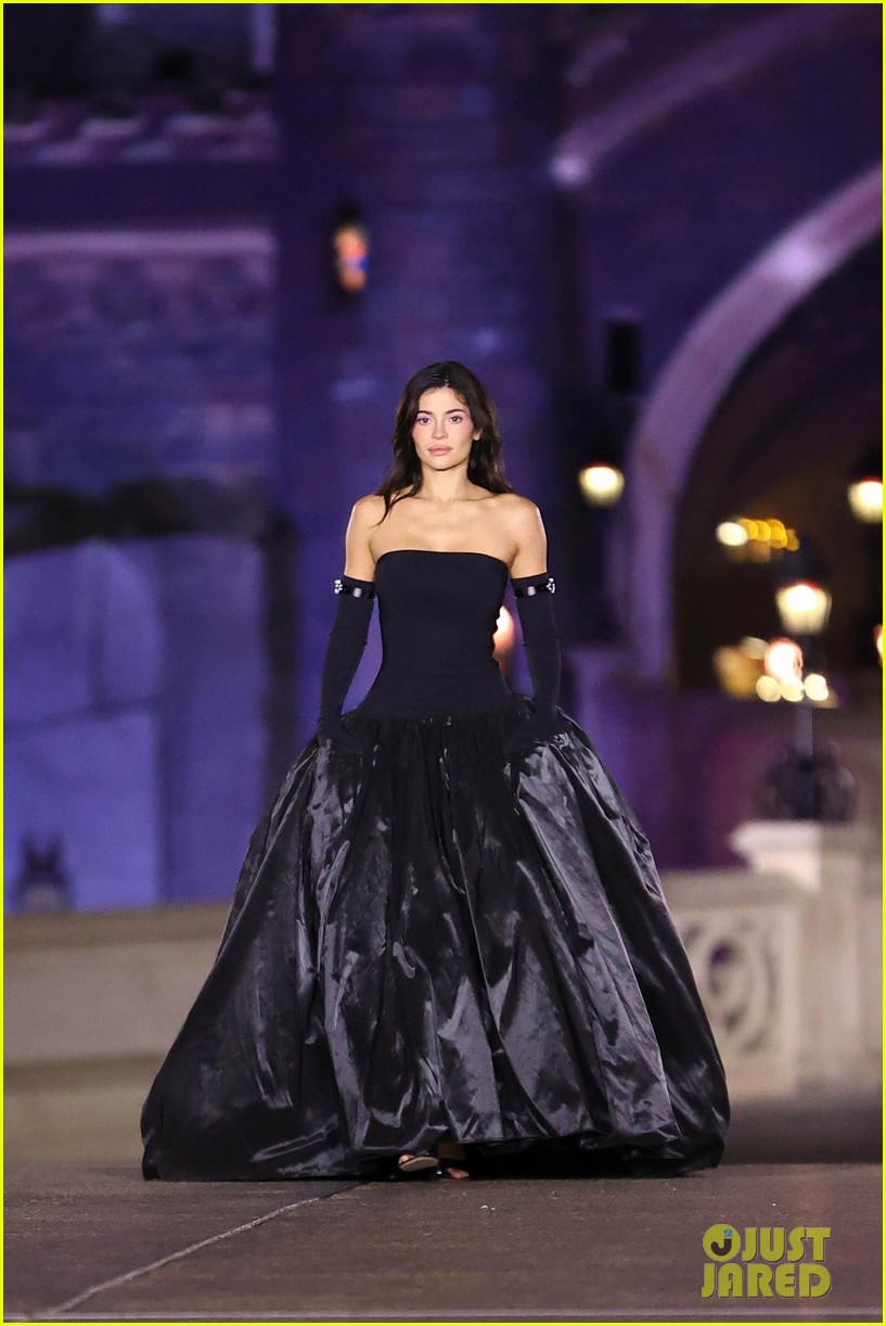 Kylie Jenner Makes Surprise Runway Appearance at Coperni&rsquo;s Disneyland