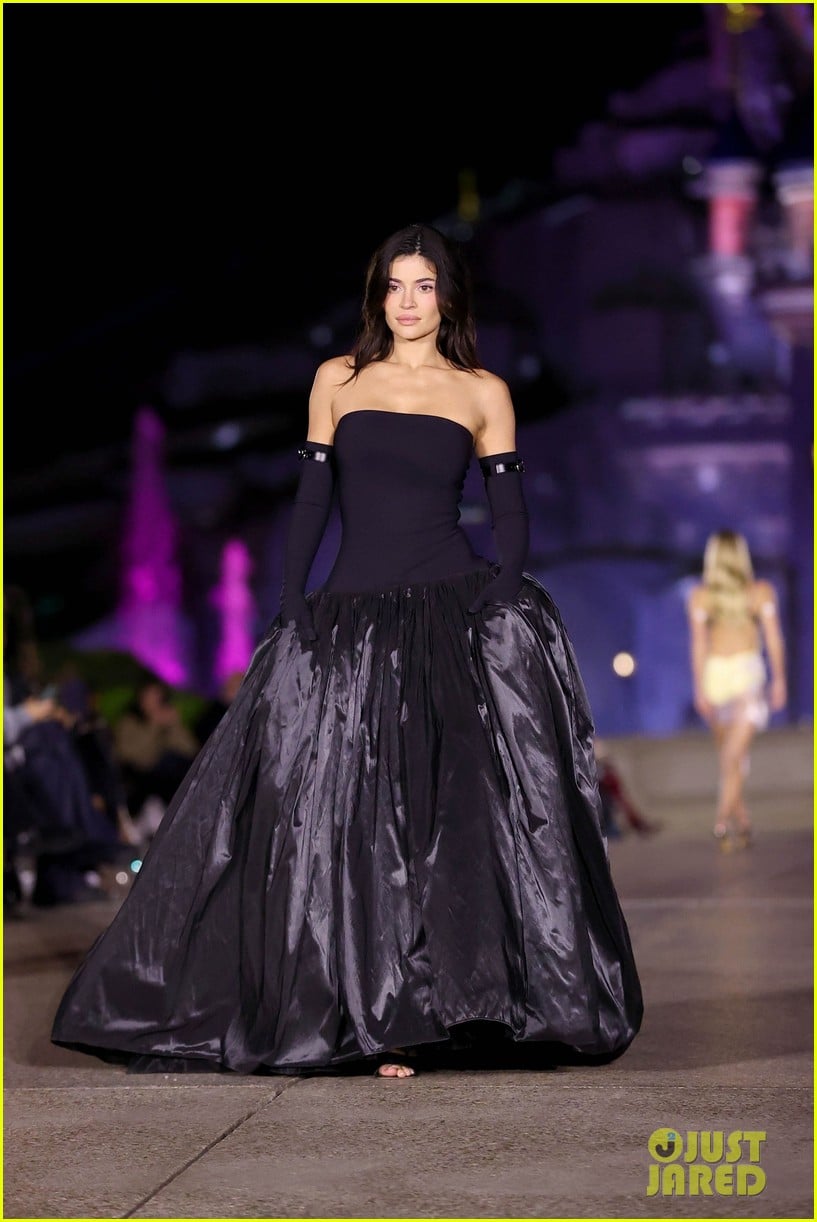 Kylie Jenner Makes Surprise Runway Appearance at Coperni&rsquo;s Disneyland