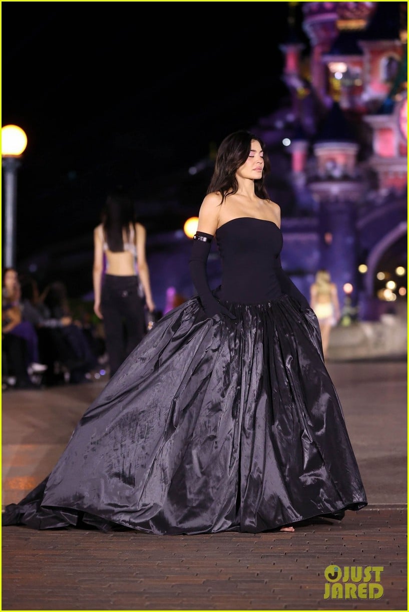 Kylie Jenner Makes Surprise Runway Appearance at Coperni's Disneyland
