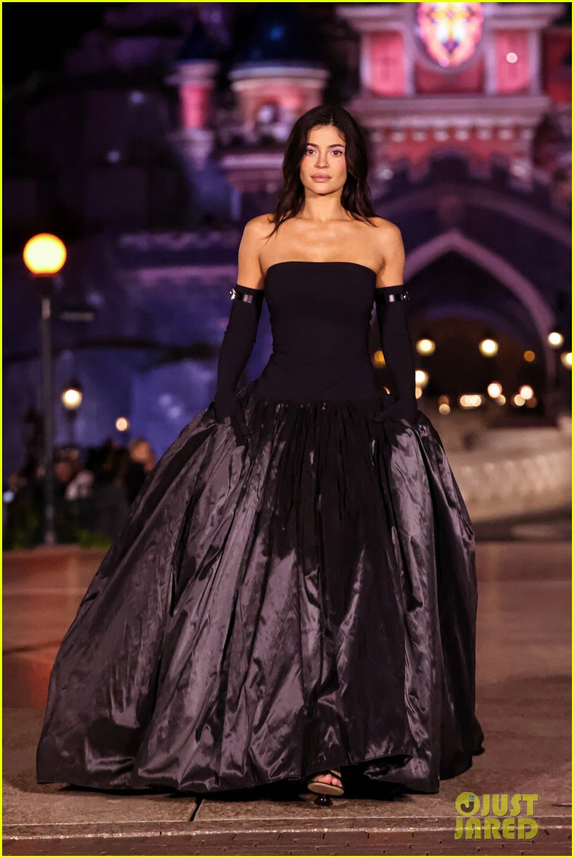 Kylie Jenner Makes Surprise Runway Appearance at Coperni's Disneyland