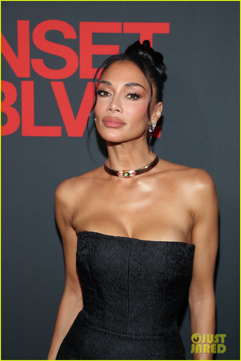 Nicole Scherzinger Gets 6Minute MidShow Standing Ovation During