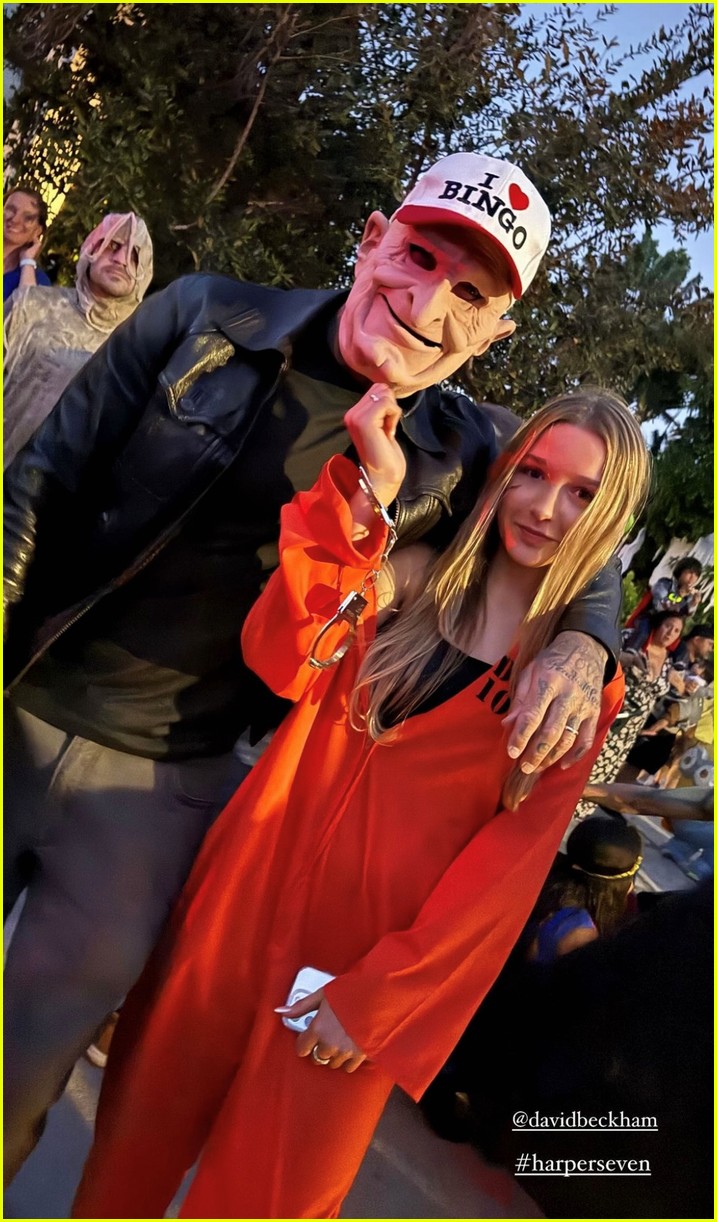 Victoria Beckham Dresses Up for Halloween for 'First Time in 27 Years(02)