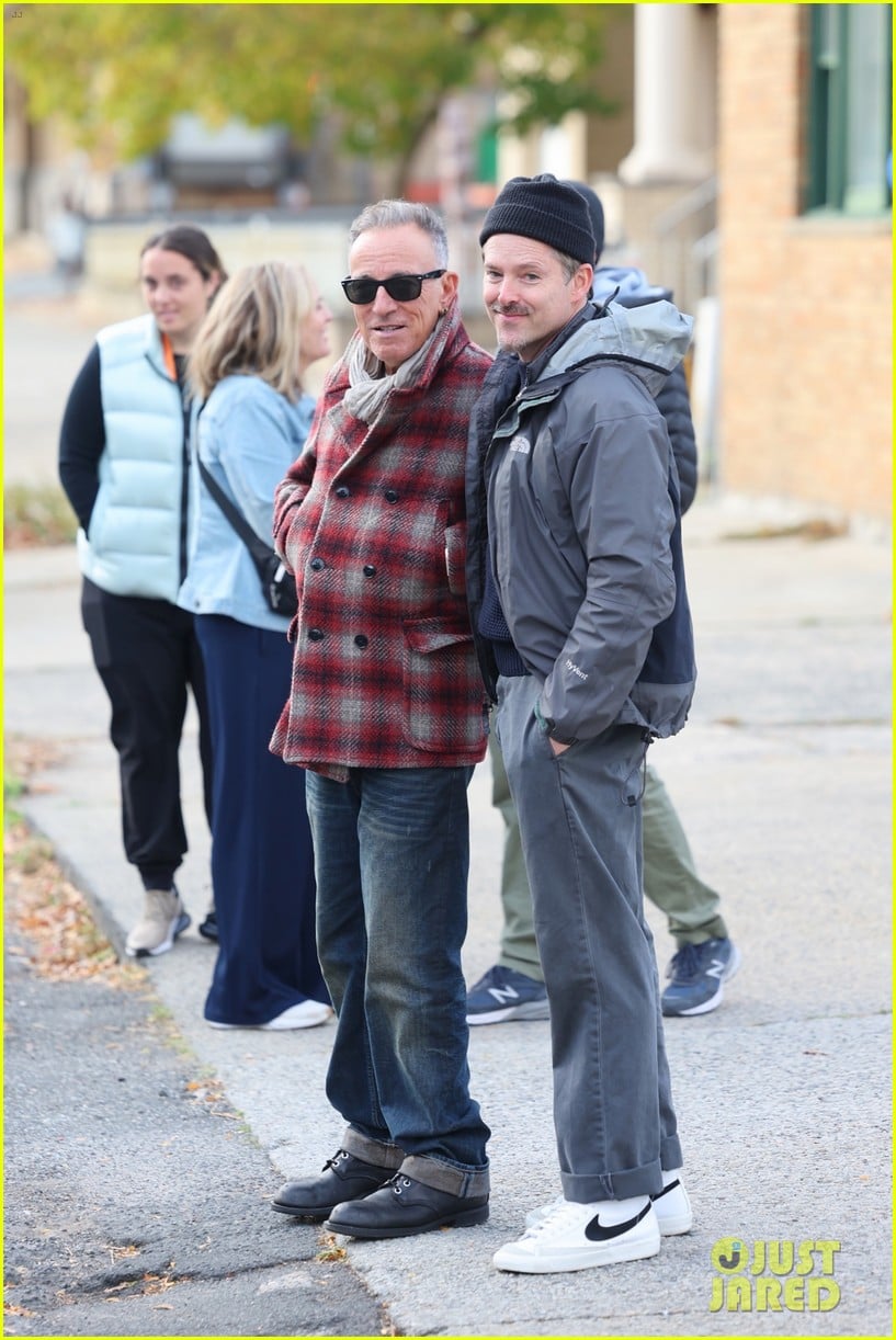 Bruce Springsteen Visits Jeremy Allen White on 