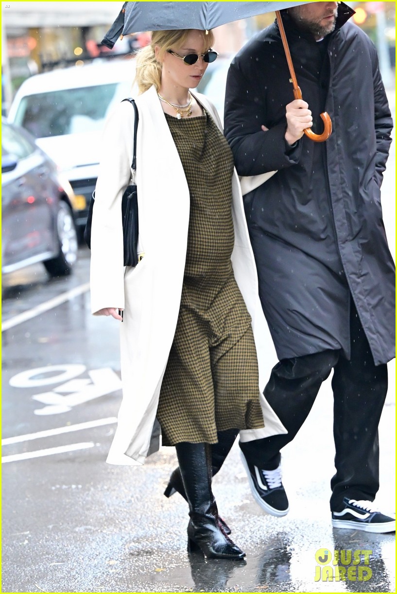Pregnant Jennifer Lawrence & Husband Cooke Maroney Brave Rainy Weather(02)