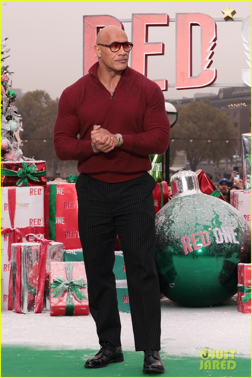 Chris Evans Is Nearly Unrecognizable with Scruffy Beard at 'Red One ...