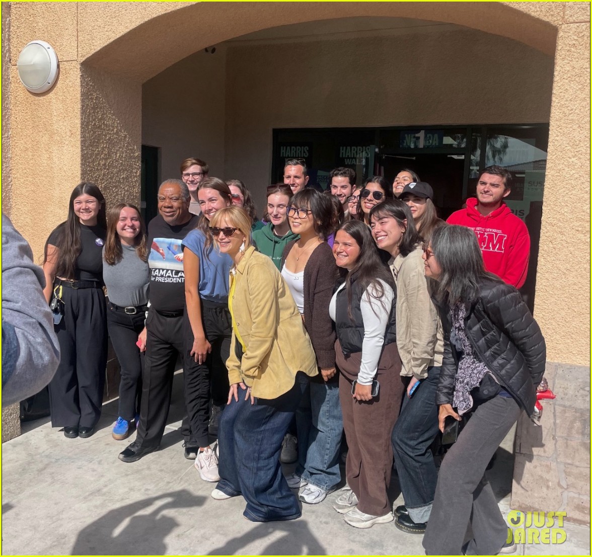 Jennifer Lawrence Campaigns for Kamala Harris in Las Vegas! Photo