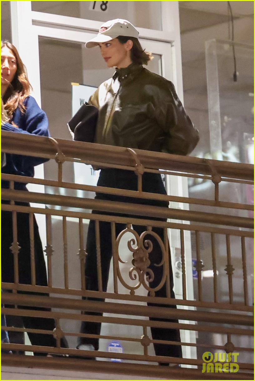 Kendall Jenner Ditches Blonde Hair, Debuts Short Haircut(01)