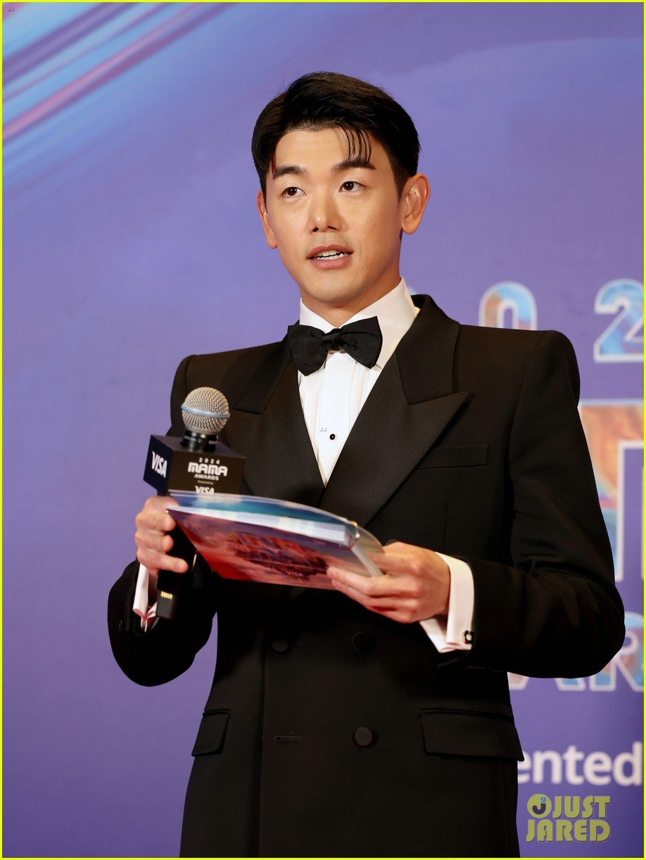 MAMA Awards 2024 Photos from Night One in Los Angeles See Every Red Carpet Picture! Photo
