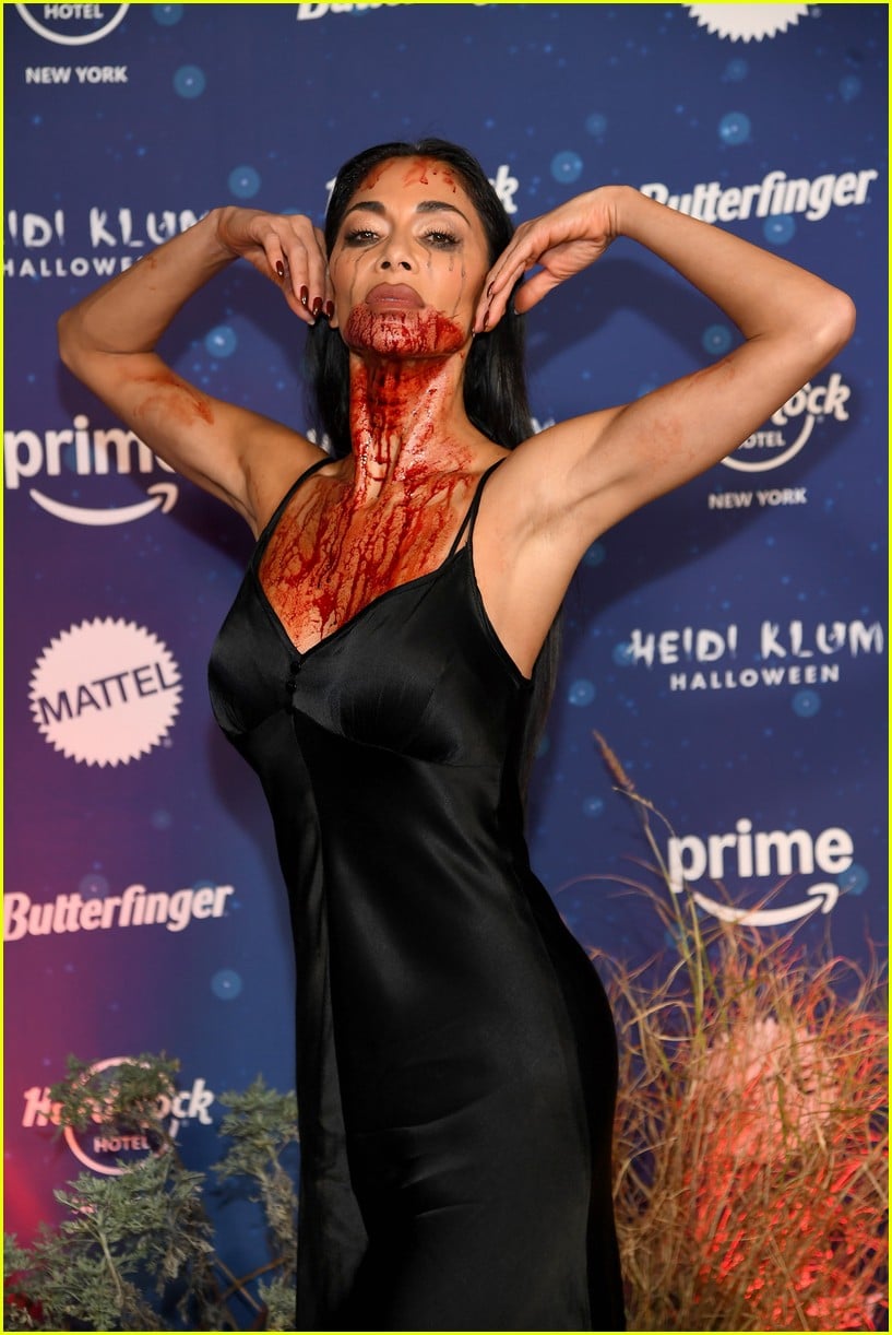 Rachel Zegler Dresses as Nicole Scherzinger as Norma Desmond for(02)