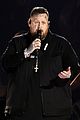 jelly roll shows off 120lb weight loss at cma awards 05