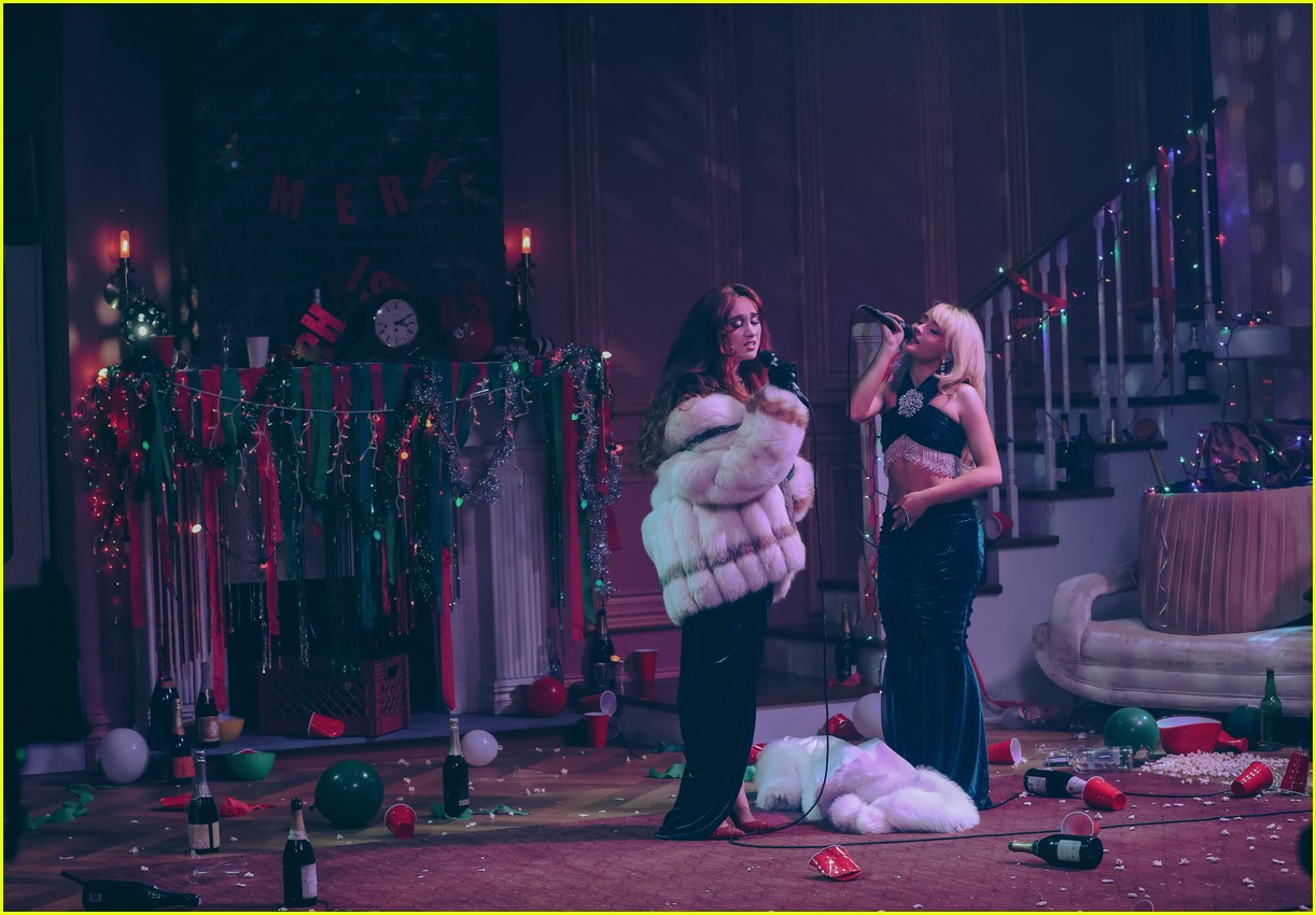 Sabrina Carpenter Drops Trailer for Netflix Christmas Special 12