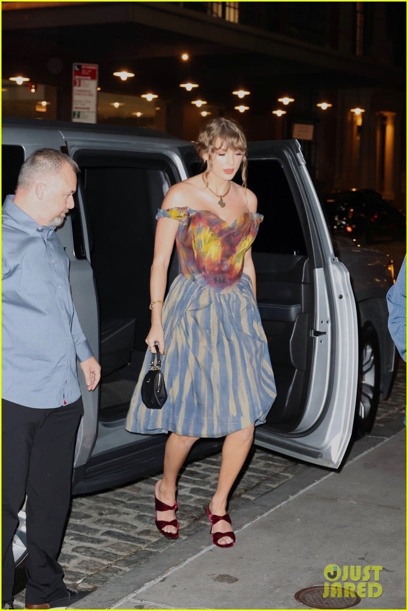 Taylor Swift Goes Glam for Dinner in NYC with Zoe Kravitz & Jerrod(02)